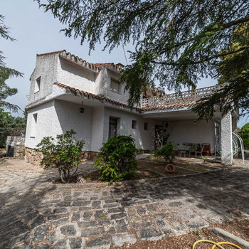 Entdecken Sie diese beeindruckende freistehende Villa mit 360 m² bebauter Fläche, gelegen in der ruh