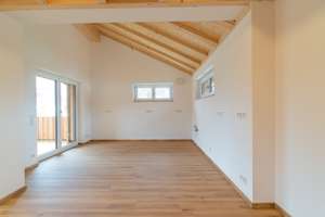 Erstbezug + 3 Zimmer, Dachstudio, Loggia und Holzfassade + PV-Anlage und Wärmepumpe – Spitzwegstraße 5, 85053 Südost, Ingolstadt – Vorschaubild 2