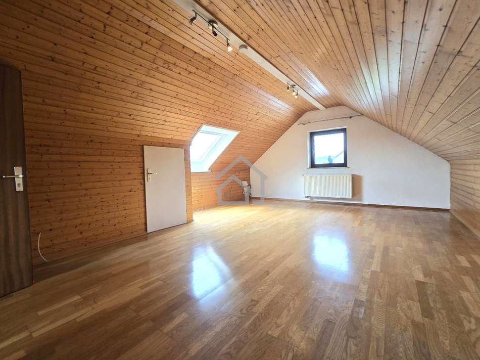 Dachgeschoss großes Zimmer