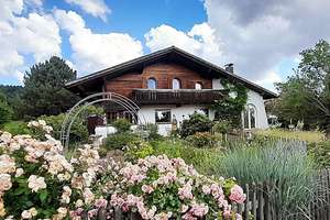 Naturidylle pur: Alpin-Look-Domizil in absolut ruhiger und privater Randlage – Die vollständige Adresse der Immobilie erhältst du vom Anbieter., 88486 Kirchberg an der Iller – Vorschaubild 1