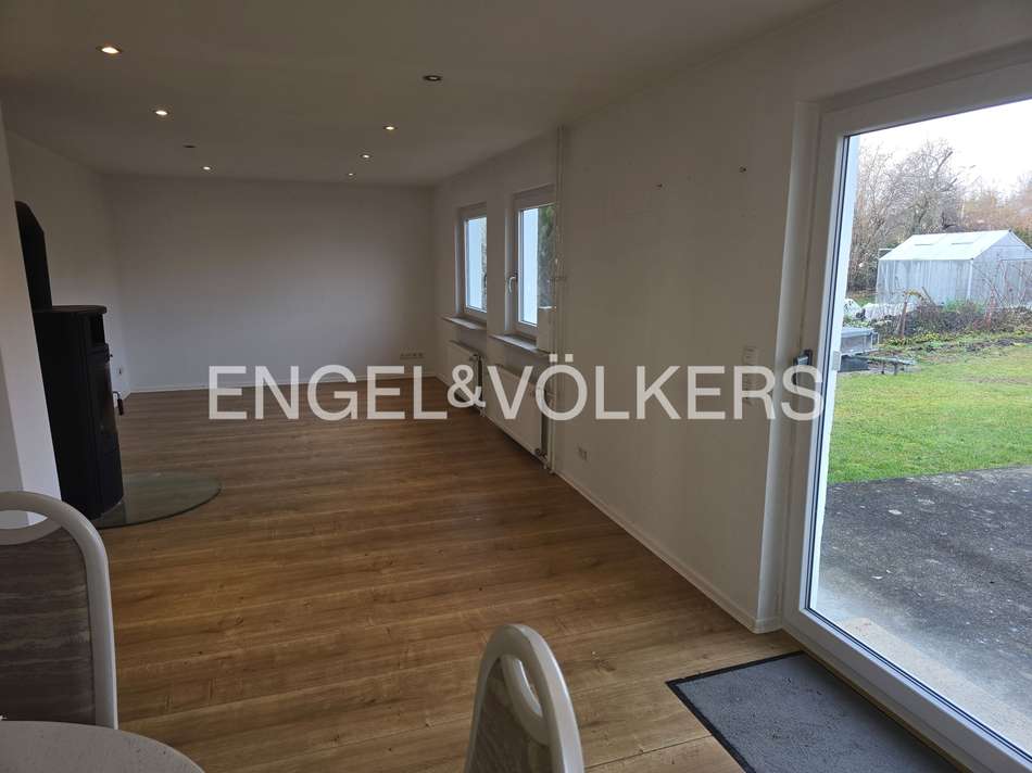 Wohnzimmer mit Ausgang zur ...