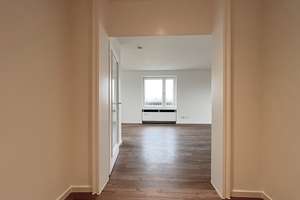 Neues Familien-Zuhause! Modernisierte 4 Zimmer mit Umlaufbalkon, 2 neue Bäder, neuer Boden, Aufzug – Krohstraße 2, 50968 Bayenthal, Köln – Vorschaubild 9