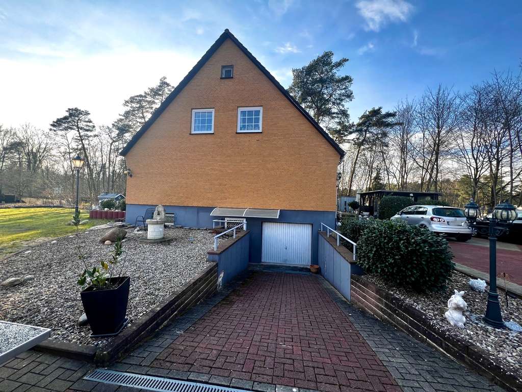 Immobilie in Hambühren - Großzügiges Zweifamilienhaus in Hambühren! Großes Grundstück ! / weiteres Bauland vorhanden ! - Bild 1