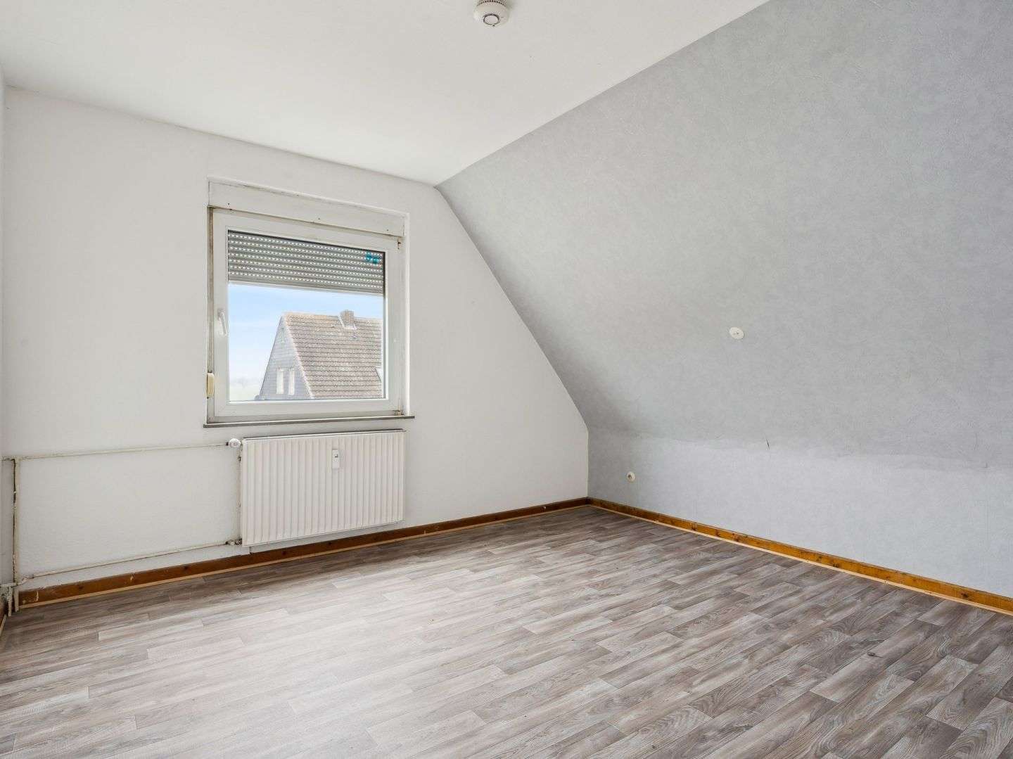 Immobilie in Nordstemmen - Nordstemmen-Heyersum: Zweifamilienhaus mit Garage auf ca. 833 m² großem Grundstück - Bild 0