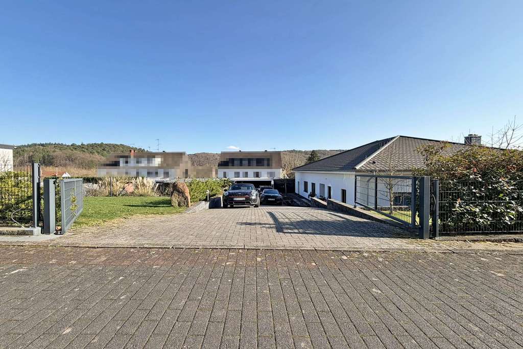Immobilie in Trassem - Trassem: Exklusives Bungalow mit Garage, zwei Carports und großem Garten als weiteres Bauland - Bild 4