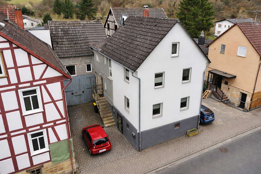 Immobilie in Staufenberg - Solides Einfamilienhaus mit Charme, Substanz und Entwicklungspotenzial - Bild 1