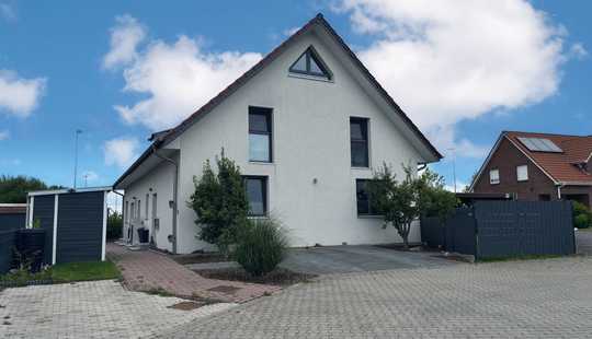 Bild von Moderne, energieeffiziente Doppelhaushälfte mit Fußbodenheizung und Kamin in ruhiger Lage