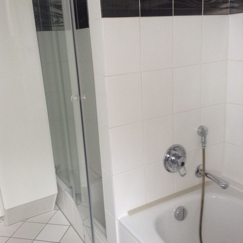 Dusche und Badewanne