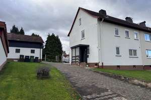 /// Charmantes Zweifamilienhaus in beliebter Lage von Niederkaufungen - modernisiert, gepflegt – Die vollständige Adresse der Immobilie erhältst du vom Anbieter., 34260 Kaufungen – Vorschaubild 1