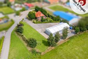 Exklusives Wohnen mit Gewerbepotenzial – 217 m² Wohnhaus + 250 m² Halle – Die vollständige Adresse der Immobilie erhältst du vom Anbieter., 26487 Blomberg – Vorschaubild 1