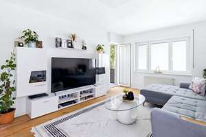 Zentral & ruhig: renovierte 4-Zimmer-Wohnung mit 2 Loggien