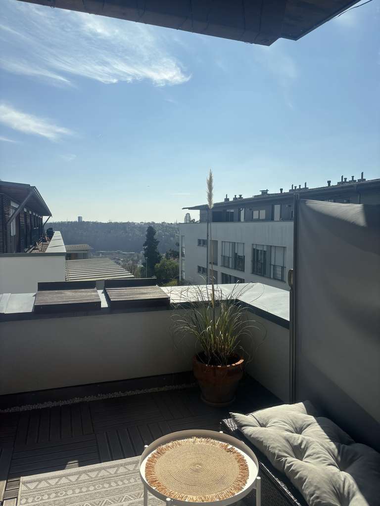 Exklusive 2-Zi-DG-Wohnung mit traumhafter Aussicht, Balkon und EBK in begehrter Lage, provisionsfrei