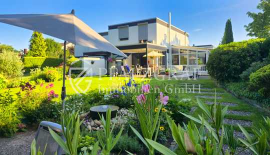 Bild von Einfamilienhaus mit Wintergarten und großem Garten direkt am Wald