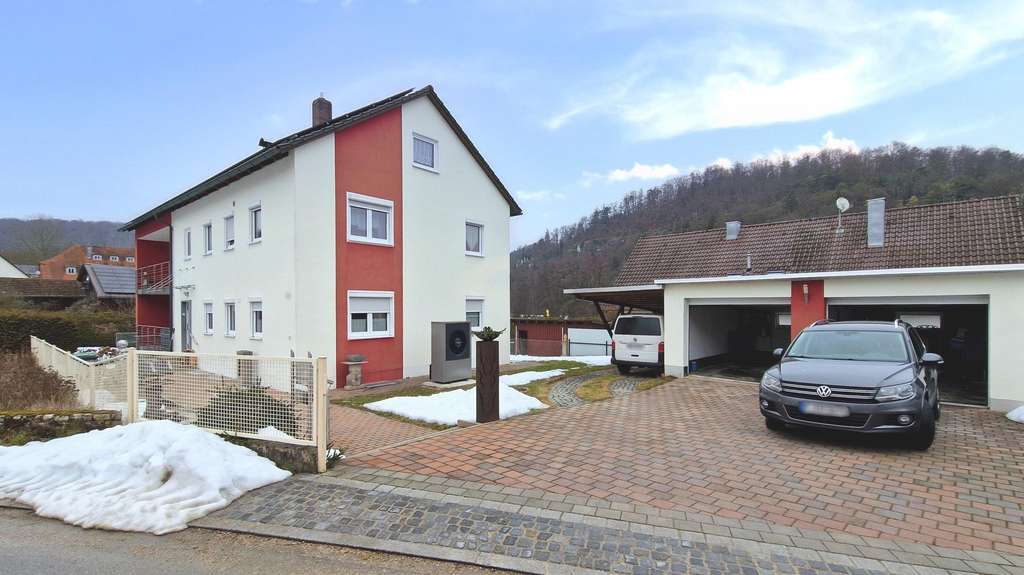 Immobilie in Nittendorf - Vielseitiges Zweifamilienhaus mit Ausbaupotenzial und großem Grundstück in Nittendorf - Bild 2