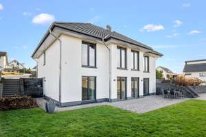 Repräsentatives und modernes Familiendomizil in Toplage! – Die vollständige Adresse der Immobilie erhältst du vom Anbieter., 57462 Olpe – Vorschaubild 1