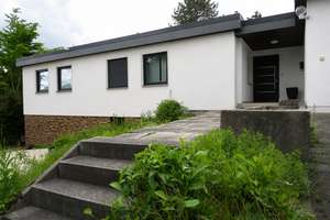 Ihr neues Zuhause: Freistehendes Einfamilienhaus mit idyllischem Gartengrundstück & Innenpool – Die vollständige Adresse der Immobilie erhältst du vom Anbieter., 92237 Sulzbach-Rosenberg – Vorschaubild 1