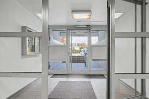 Wohnen mit Weitblick: helle 2-Zimmer-Wohnung mit traumhaftem Ausblick in Neu-Ulm/Ludwigsfeld – Die vollständige Adresse der Immobilie erhältst du vom Anbieter., 89231 Neu-Ulm – Vorschaubild 2