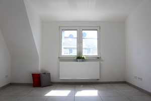 Hier wurde für Sie renoviert! Kernsanierte 2-Zimmer-Wohnung mit Wannenbad – Kippdorfstraße 32, 42857 Remscheid – Vorschaubild 4
