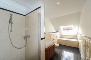 Ganz oben! ETW im Dachgeschoss + Parkett + Lift + Wanne & Dusche + 13 m² Dachloggia + große Küche – Elisabethstraße 32, 4315 Volkmarsdorf, Leipzig – Vorschaubild 2