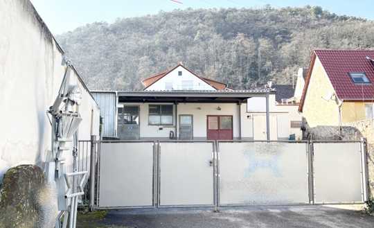 Zwischen Reben und Mandelblüten – Schlosserei mit Wohnhaus an der Deutschen Weinstraße
