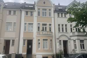 Gemütliche Dachgeschosswohnung im sanierten Altbau – frisch renoviert mit neuer Küche & Westbalkon