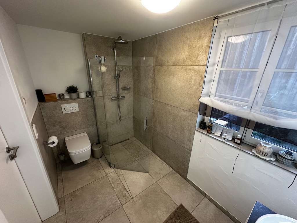 Immobilie in Schiltach - Geschichte trifft Luxus – exklusiv saniertes Fachwerkhaus mit Terrasse & Steuervorteil - Bild 3