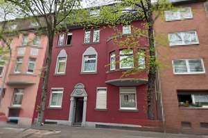 Modernisierungsbedürftiges Mehrfamilienhaus mit acht vermieteten Wohneinheiten in solider Wohnlage!