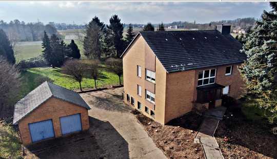 Bild von Zweifamilienhaus mit gehobener Ausstattung auf großem Grundstück