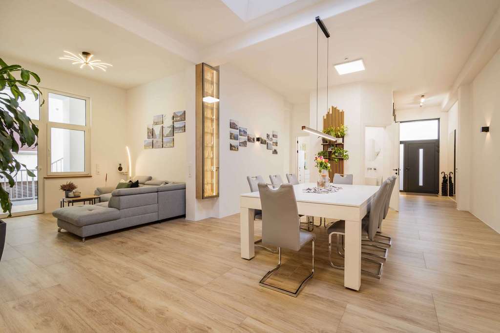 Immobilie in Elzach - Neusaniertes Wohnhaus mit großzügiger Dachterrasse sowie Büro- & Lagerflächen im Zentrum von Elzach - Bild 0