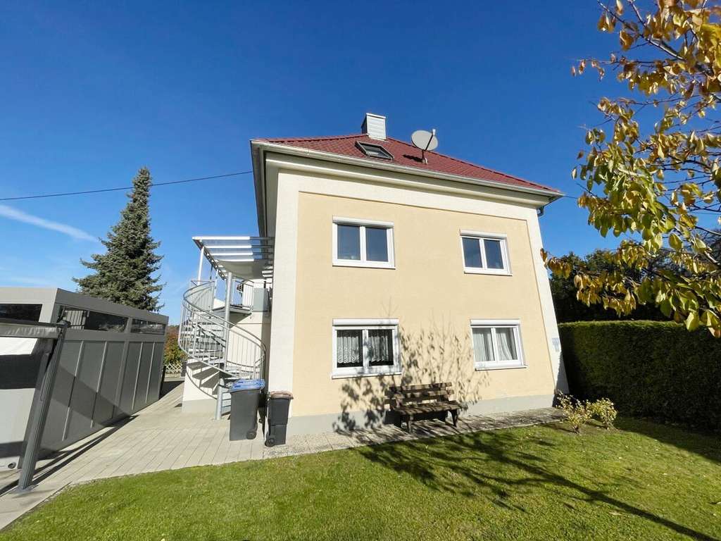 Kernsaniertes 2-Familienhaus
mit 2 Garagen 
in Senden-Witzighausen