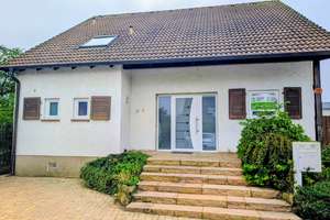 Modernisiertes Einfamilienhaus mit Galerie, Südterrasse, PV-Anlage und Doppelgarage – Die vollständige Adresse der Immobilie erhältst du vom Anbieter., 67459 Böhl-Iggelheim – Vorschaubild 1