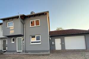 Gepflegte Niedrigenergie-DHH in toller Lage mit gr. Garage, überd. Terrasse, kleinem Garten + EBK – Die vollständige Adresse der Immobilie erhältst du vom Anbieter., 76676 Graben-Neudorf – Vorschaubild 2