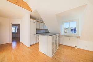 Charmante Dachgeschoss-Maisonettewohnung mit traumhaftem Westbalkon in ruhiger Lage! – Die vollständige Adresse der Immobilie erhältst du vom Anbieter., 81827 Waldtrudering, München – Vorschaubild 5