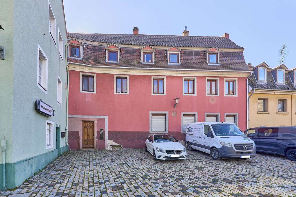 Immobilie in Heidelberg - Denkmalgeschütztes 7-Parteienhaus – Kapitalanlage mit klar definiertem Sanierungspotenzial - Bild 1