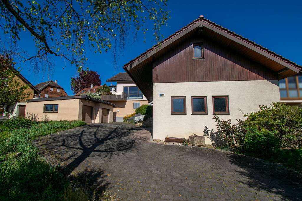 Immobilie in Ingersheim - Wohnen, Arbeiten, Sammeln - Haus mit Einliegerwohnung, Scheune u. Doppelgarage auf großem Grundstück - Bild 2