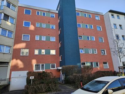 Berlin-Mariendorf: Gut geschnittene 2,5 bis 3,5 Zimmer WHG, 3. OG, Balkon, Aufzug, Sanierungsbedarf!