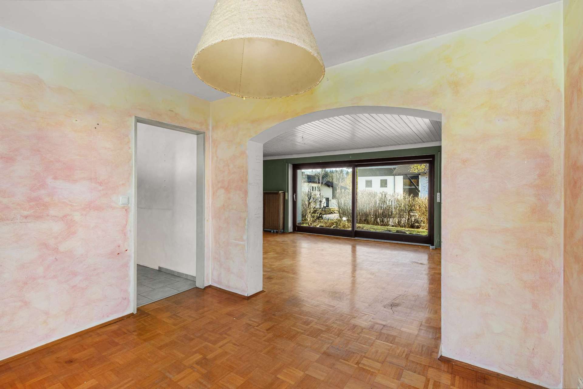 Immobilie in Grabenstätt - Sanierungsbedürftiges EFH mit separatem KG-Zugang | Ideal für Wohnen und Arbeiten unter einem Dach - Bild 2