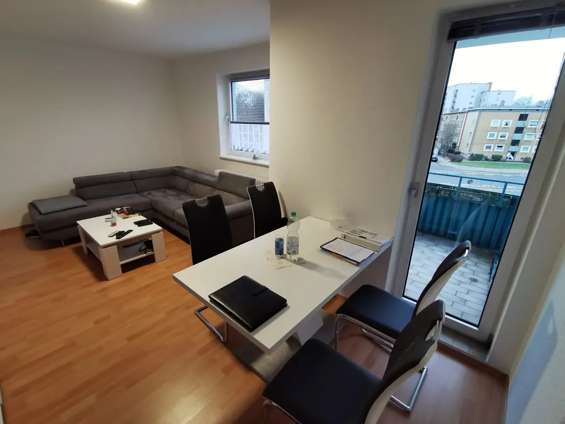 Wohnzimmer mit Balkonzugang