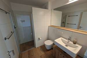 Moderne 2-Zimmer-Wohnung mit 18 qm Dachterrasse und hochwertiger Einbauküche in Hürth-Hermülheim – 50354 Hürth – Vorschaubild 2