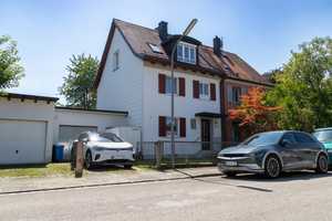 Familienglück in der Gartenstadt Laim: Doppelhaushälfte mit sonnigem Garten – Camerloherstraße 163, 80689 München – Vorschaubild 1