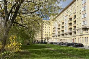 Stilvolle 2-Zimmer-Eigentumswohnung in Berlins Bestlage – Karl-Marx-Allee Berlin – Karl-Marx-Allee  68, 10243 Friedrichshain, Berlin – Vorschaubild 1