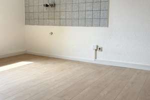 2 Zimmer Wohnung im DG - Schlafzimmer und Wohnküche - frisch renoviert – Spichernstraße 75, 47137 Untermeiderich, Duisburg – Vorschaubild 5