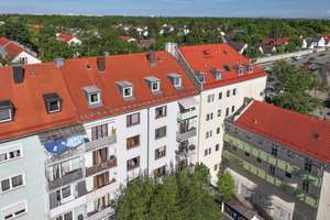 Ein rentable 10+1-Familienhaus in zentraler Lage, Rendite 3,7% (JME/KP) mit viel Steigerungspotentia – Die vollständige Adresse der Immobilie erhältst du vom Anbieter., 81549 Neuharlaching, München – Vorschaubild 2
