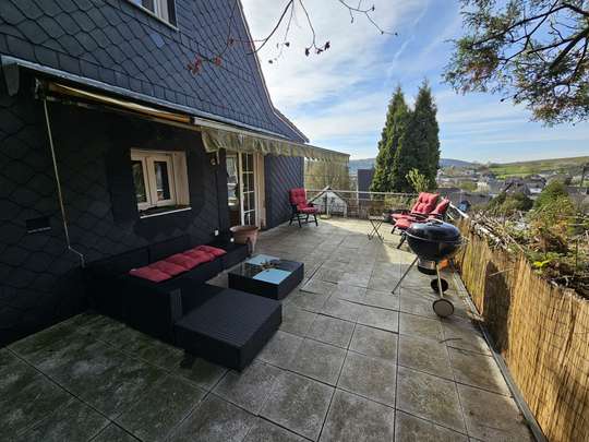 Gemütliches Einfamilienhaus in sonniger Lage mit großer Terrasse, XL-Garage und schönem Fernblick