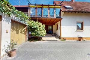 Viel Platz für die Familie - großzügiges 1- bis 2-Familienhaus mit Doppelgarage – Die vollständige Adresse der Immobilie erhältst du vom Anbieter., 67376 Harthausen – Vorschaubild 2