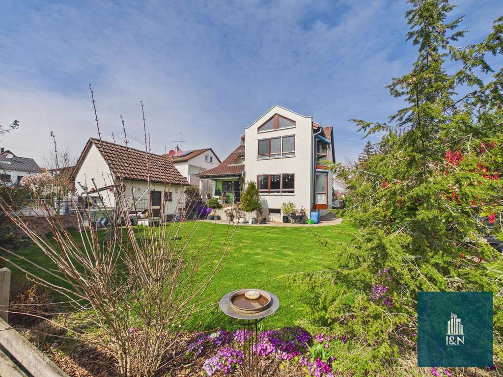 Immobilie in Eberdingen - MEHRGENERATIONENHAUS - Großes Zweifamilienhaus mit wunderschönem Garten in Hochdorf - Bild 0