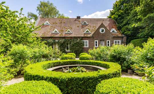Stilvolles Landhaus mit großem Grundstück – preisgekrönte Architektur und Pferdehaltung