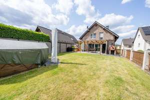 Familienglück in Bestlage:  Stilvolles Haus mit Pool & viel Platz