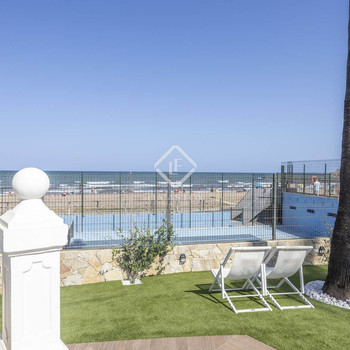 Haus zum Verkauf am Strand von Puig de Santamaría, erste Etage mit Meerblick.