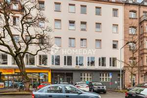Kompakte Dachgeschosswohnung mit Aufzug – solide vermietet und gut angebunden
